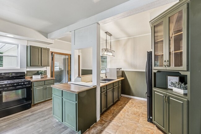 Building Photo - Charming 3-Bedroom Home with Spacious Back...