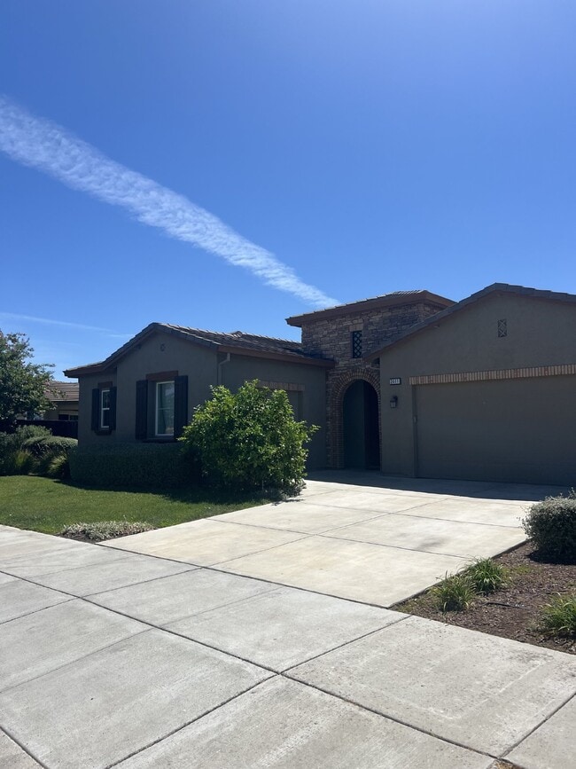 Foto del edificio - Stunning 4-Bed Lake View Home with Hardwood Floors