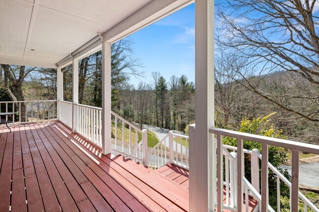 Foto del edificio - 13th MONTH FREE! Spacious Cape Cod-Style Home in South Asheville