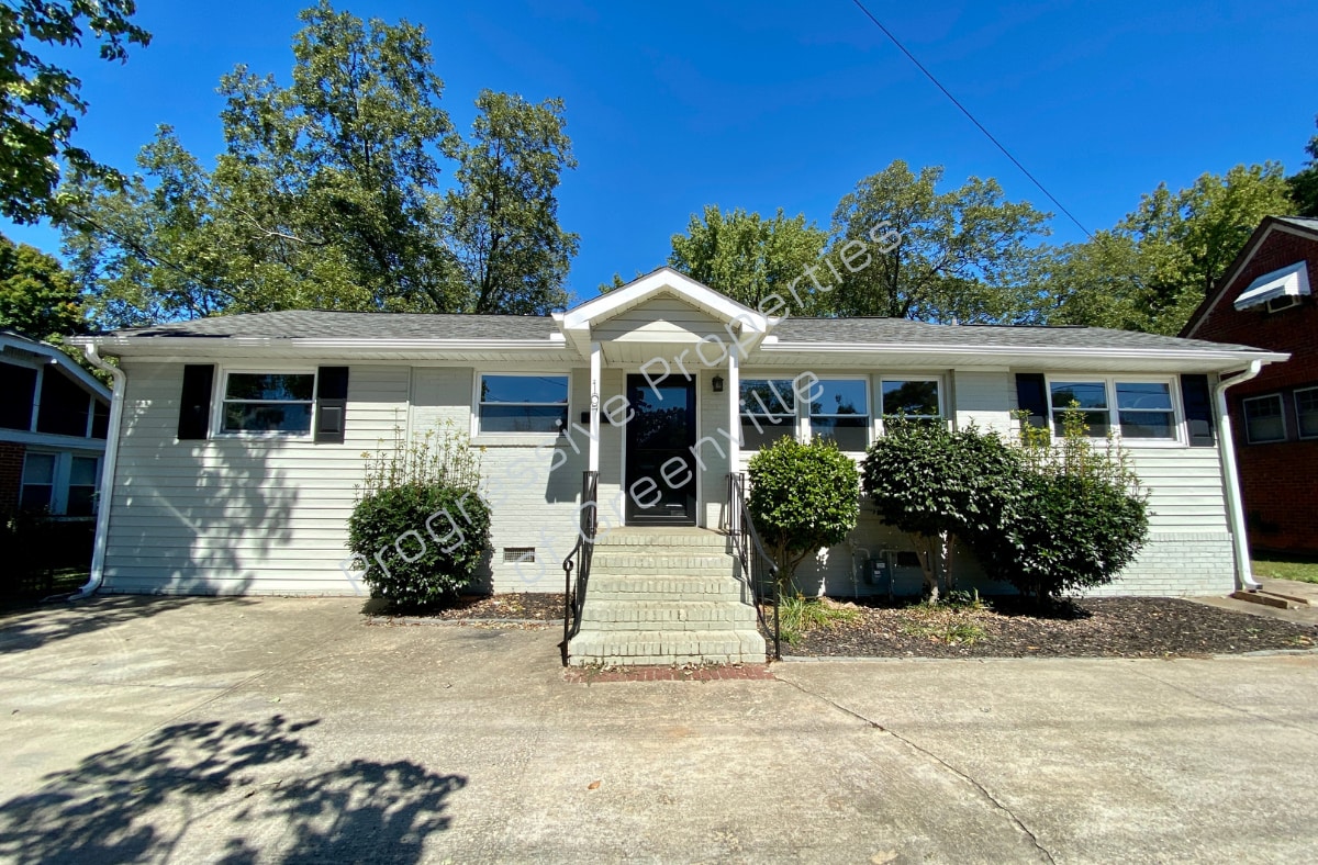 Primary Photo - 107 E Blue Ridge Dr
