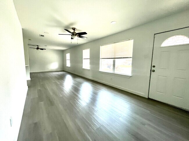 Living and dining area - 1807 Superior St
