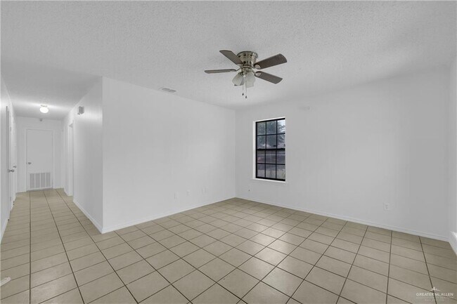 Foto del edificio - 13 Goldenrod Ave