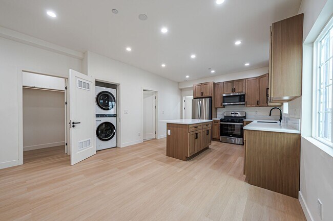 Building Photo - Modern Upstairs 3-Bedroom at 4222 1/2 | On...