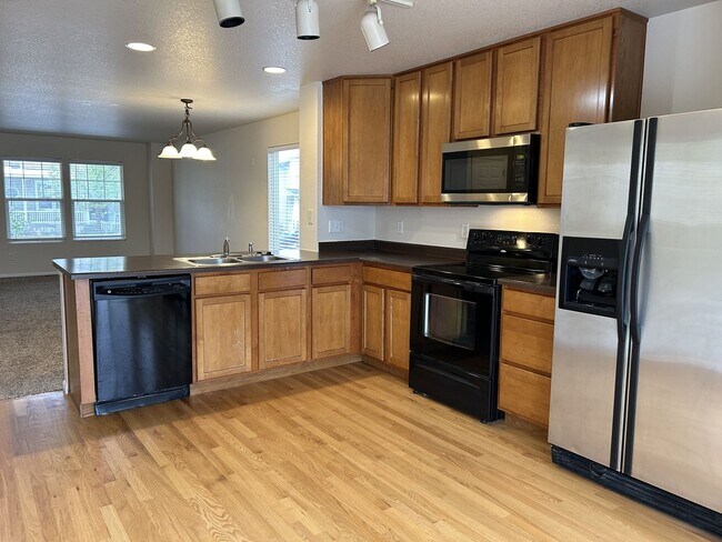 Foto del edificio - $200 Off First Month! Spacious 3-Bedroom Home with Fenced Yard – Available Now