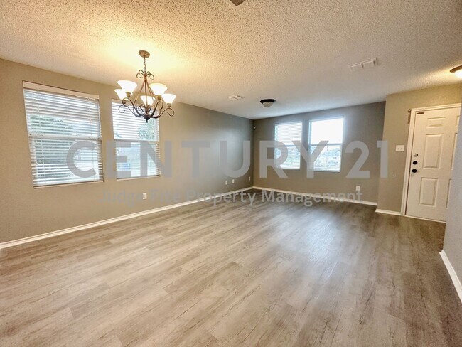 Foto del edificio - Spacious 2-Story 3/2.5/2 Situated on Corne...