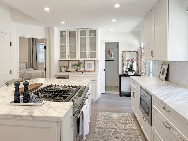 Building Photo - Remodeled and Modern, Open Floor-plan, Lux...