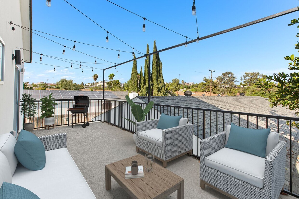 Foto principal - Private balcony + private patio!