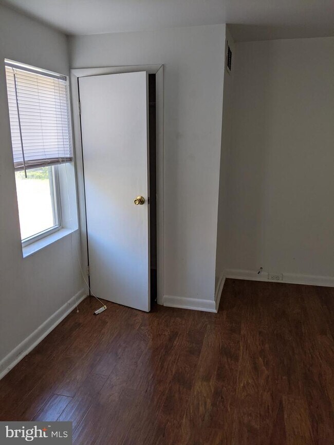 Building Photo - 27 S School Ln