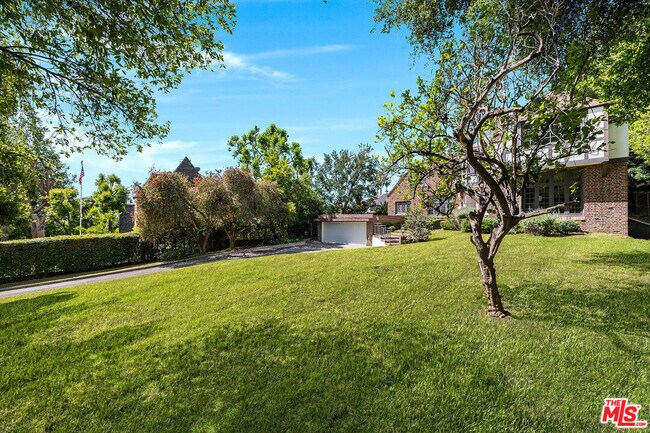 Foto del edificio - 2441 Glendower Ave