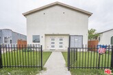 Foto principal - 831 E 83rd St