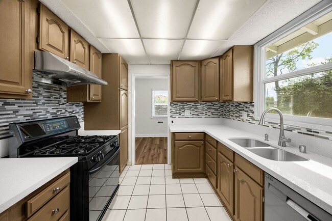 Foto del edificio - 3 Bed / 2 Bath Home with 2 Car Garage