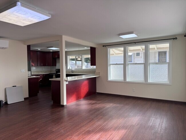 Building Photo - 6 Bed/4 Bathroom House - Split A/C through...
