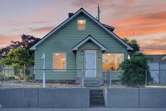 Building Photo - 1503 E Wellesley Ave