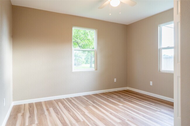 Foto del edificio - 130 E Bernard St