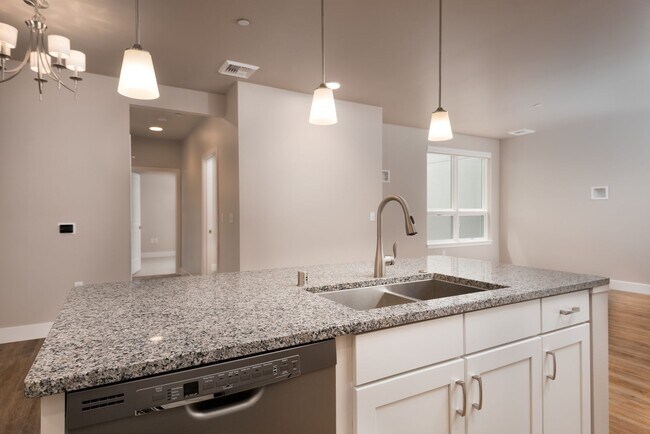 Foto del edificio - Old Sawmill District - Spacious Two-Bedroom One-Bathroom Luxury Apartment in Downtown Missoula