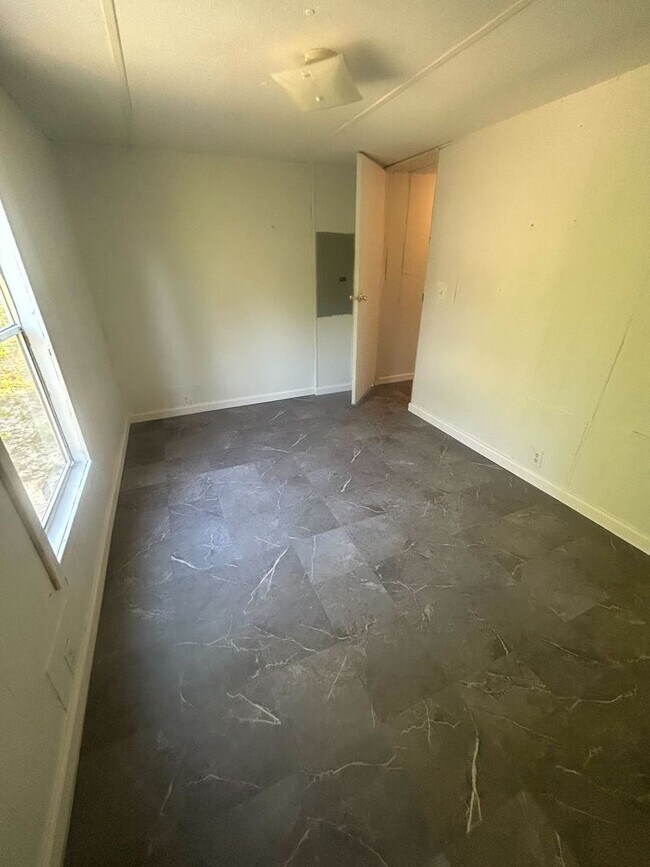 Building Photo - Rent this 2 Bedroom 1 Bath home in Gaston!