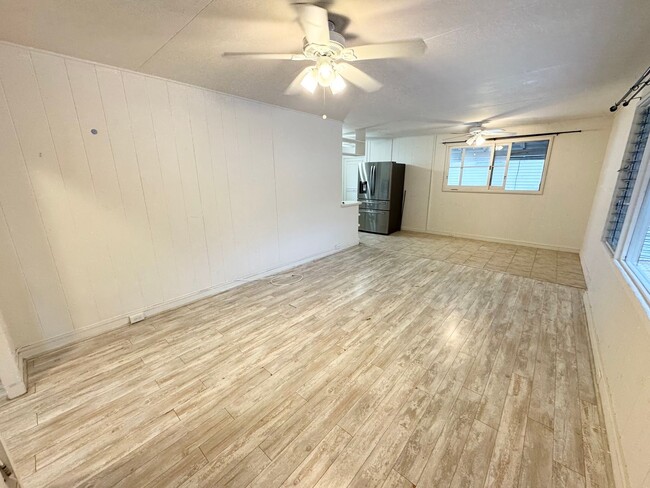 Building Photo - Move in ready 3 bedroom w/ parking near Li...