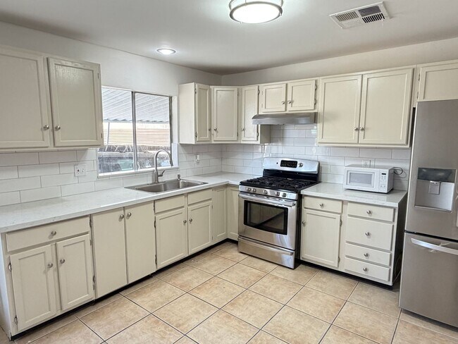 Building Photo - 14881 Starmont St