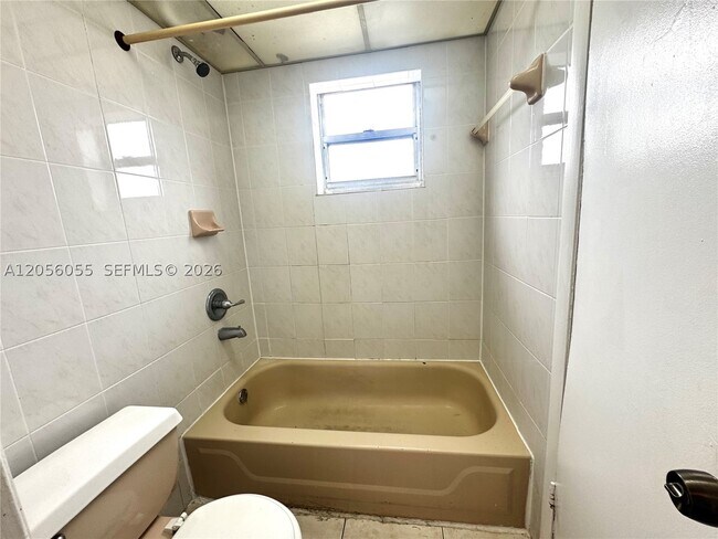 Foto del edificio - 888 NE 132nd St