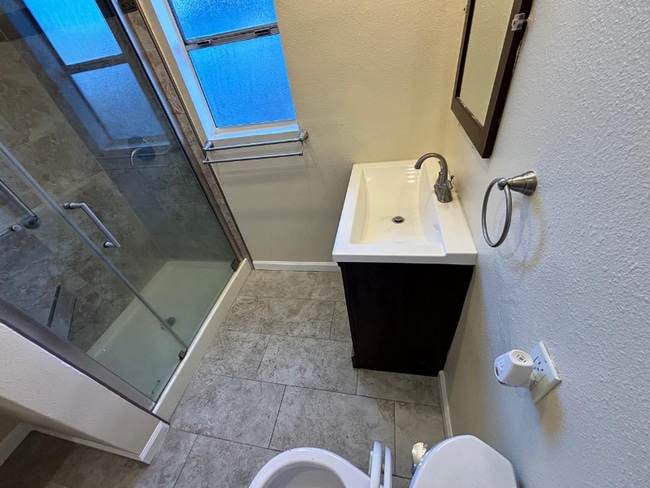 Building Photo - 526 W 49th St