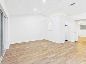 Building Photo - 1303 Hollow Creek Dr