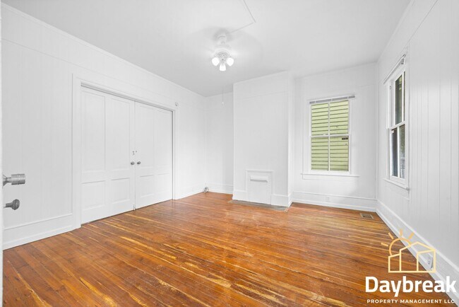 Foto del edificio - 112 E Anderson St