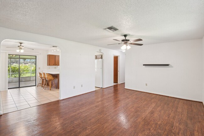 Building Photo - 4704 Queen Palm Dr