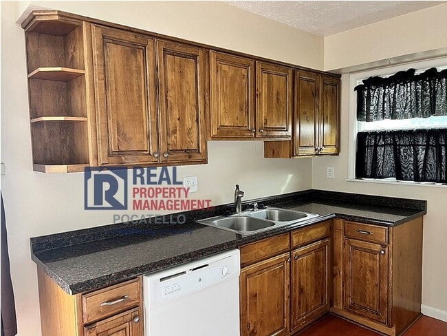 Building Photo - 4 bedroom 2 bath - 1 Car Detached Garage - Small dog negotiable