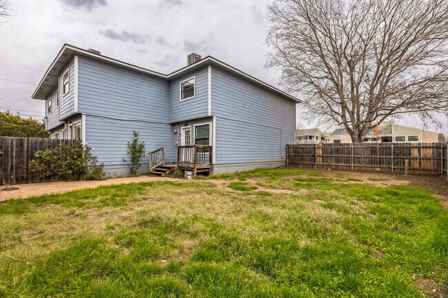 Building Photo - 2 Week Free Move-In Incentive! Lago Vista Living | 2 Bed | Private Yard | Lake Access + Amenities