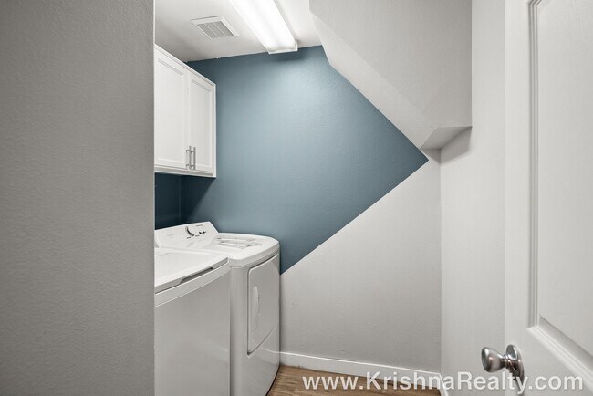 Building Photo - Lovely *UPGRADED* 3 BD* 2.5 BA Duplex Loca...