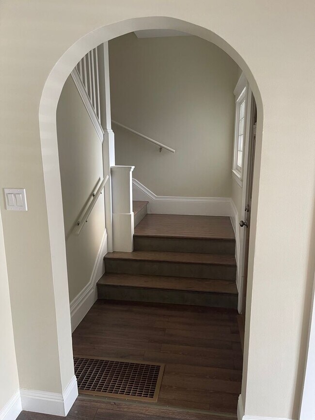 Building Photo - Spacious 6 Bedroom House in the Heart of L...