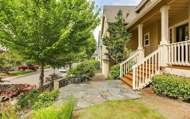 Foto del edificio - Spacious Four-Bedroom Home with Gourmet Kitchen, Multiple Living Areas, Loft, and Beautifully Lan...
