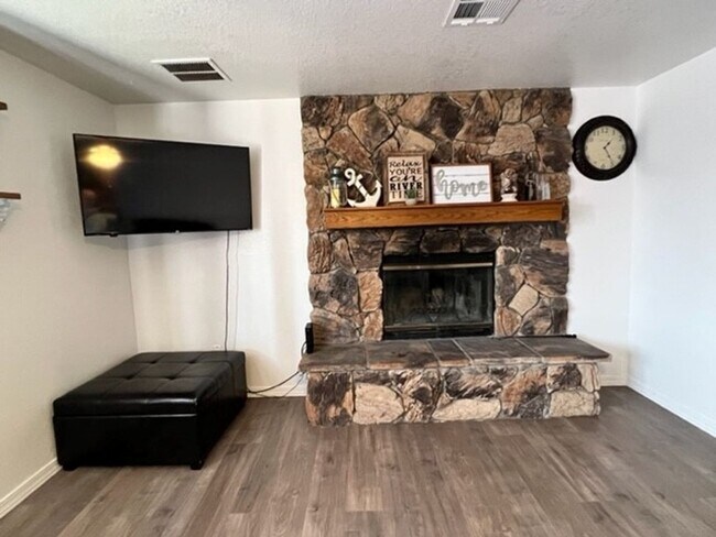 Foto del edificio - Furnished 3 BR Vacation Rental Includes utilities Near Target Center/Golf/Hwy 95