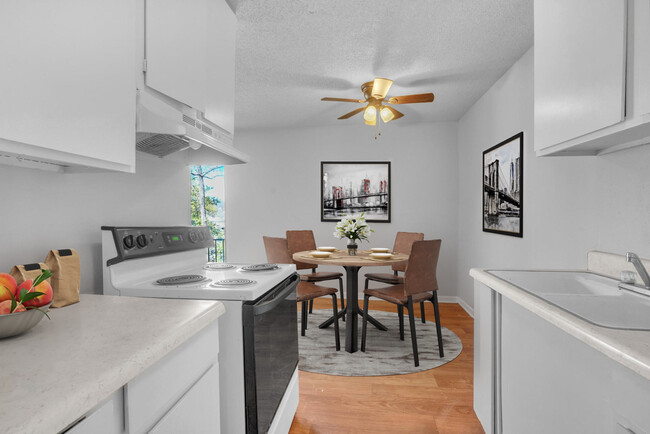 Cocina - Pine Crest Apartments