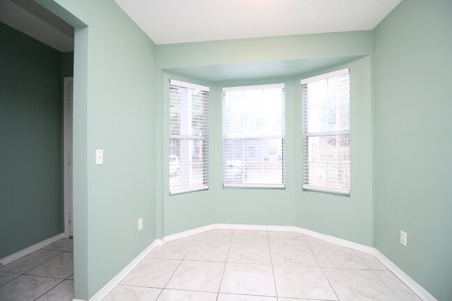 Building Photo - 2 Bed, 2 Bath 1st Floor Condo Near Pensaco...