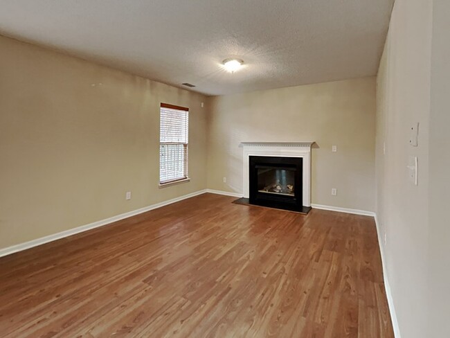 Building Photo - Move in Ready!  $1,250.00 off of 2nd month...