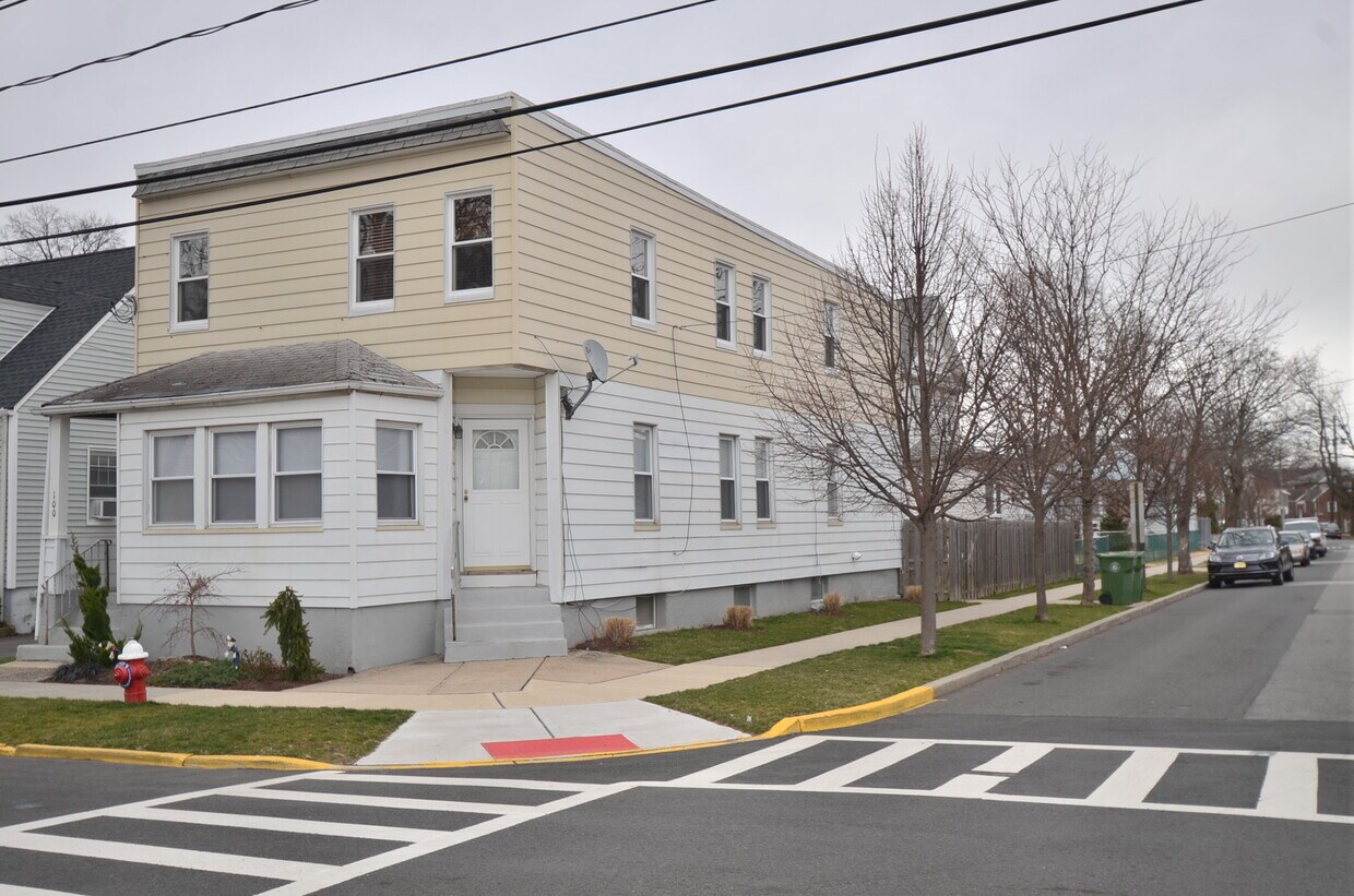 Primary Photo - 100 E Morris Ave