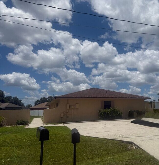 Building Photo - Spacious Duplex in Poinciana