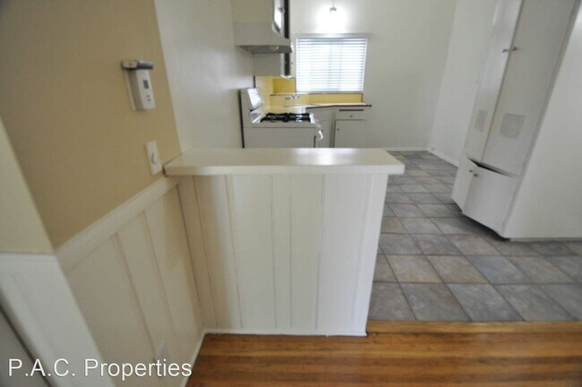 Building Photo - 1 br, 1 bath Apartment - 6417 Whitsett Ave...