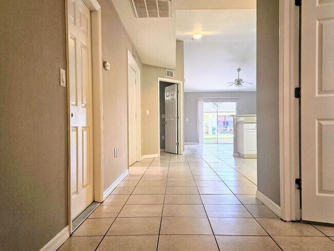 Building Photo - 3 BR / 2 BA Duplex Conveniently Located in Lehigh Acres