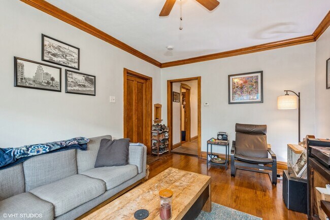 Foto del edificio - 3742 W Diversey Ave