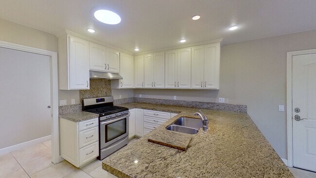 Foto del edificio - 3 Bedroom, 2 Bathroom Home in Costa Mesa!