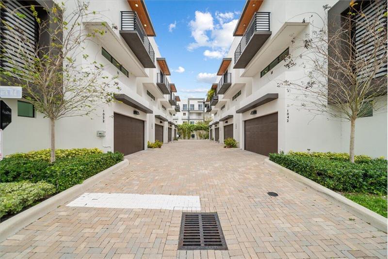 Foto principal - 1054 N Victoria Park Rd