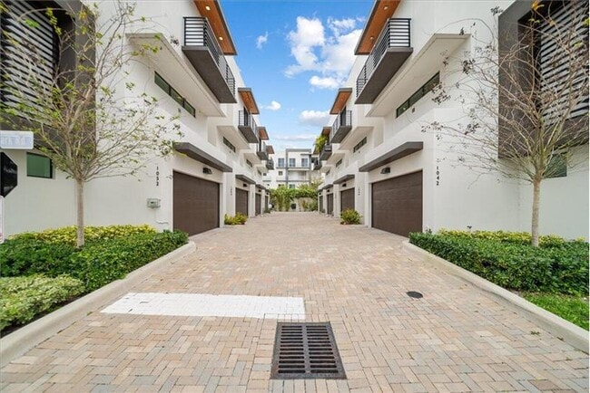 Photo - 1054 N Victoria Park Rd Townhome