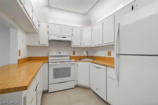 Building Photo - 802 Sky Pine Way