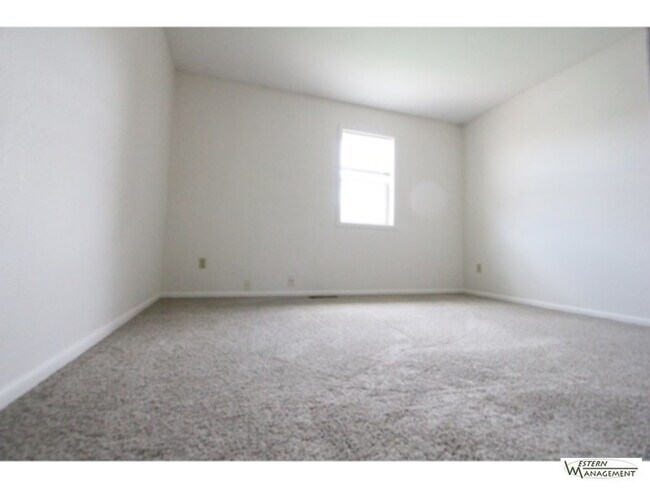 Building Photo - Spacious 2 bed, 1 ba duplex!