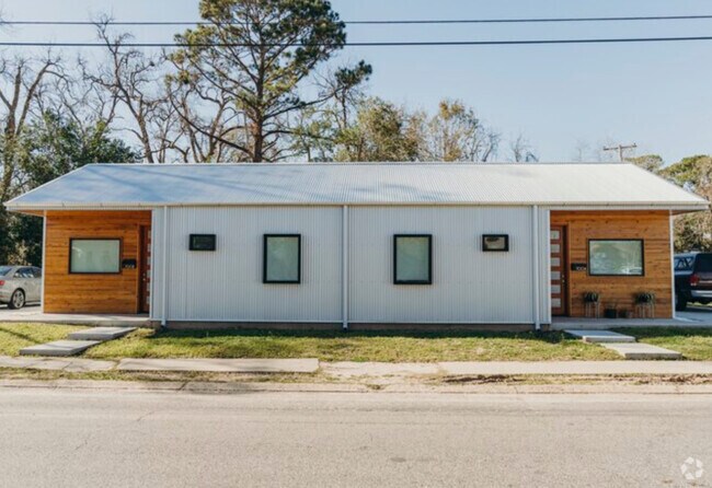 Building Photo - 700 S Saint Antoine St