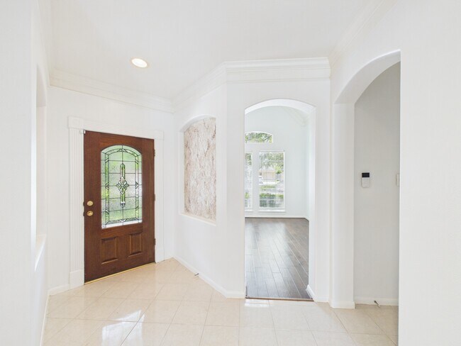 Foto del edificio - 5407 Lake Pl Dr
