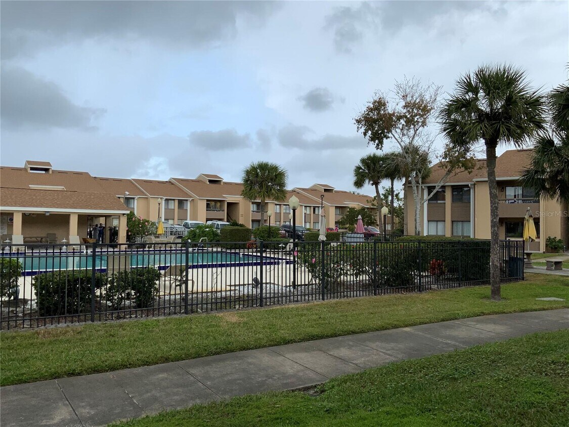 Building Photo - 5333 Vineland Rd