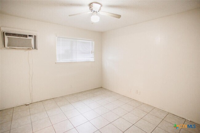 Foto del edificio - 1239 N LBJ Dr